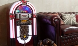 Quatre modèles de juke-box vintage sur les ailes de la technologie