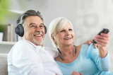 Les 7 meilleurs casques TV sans fil pour les seniors : caractéristiques et conseils